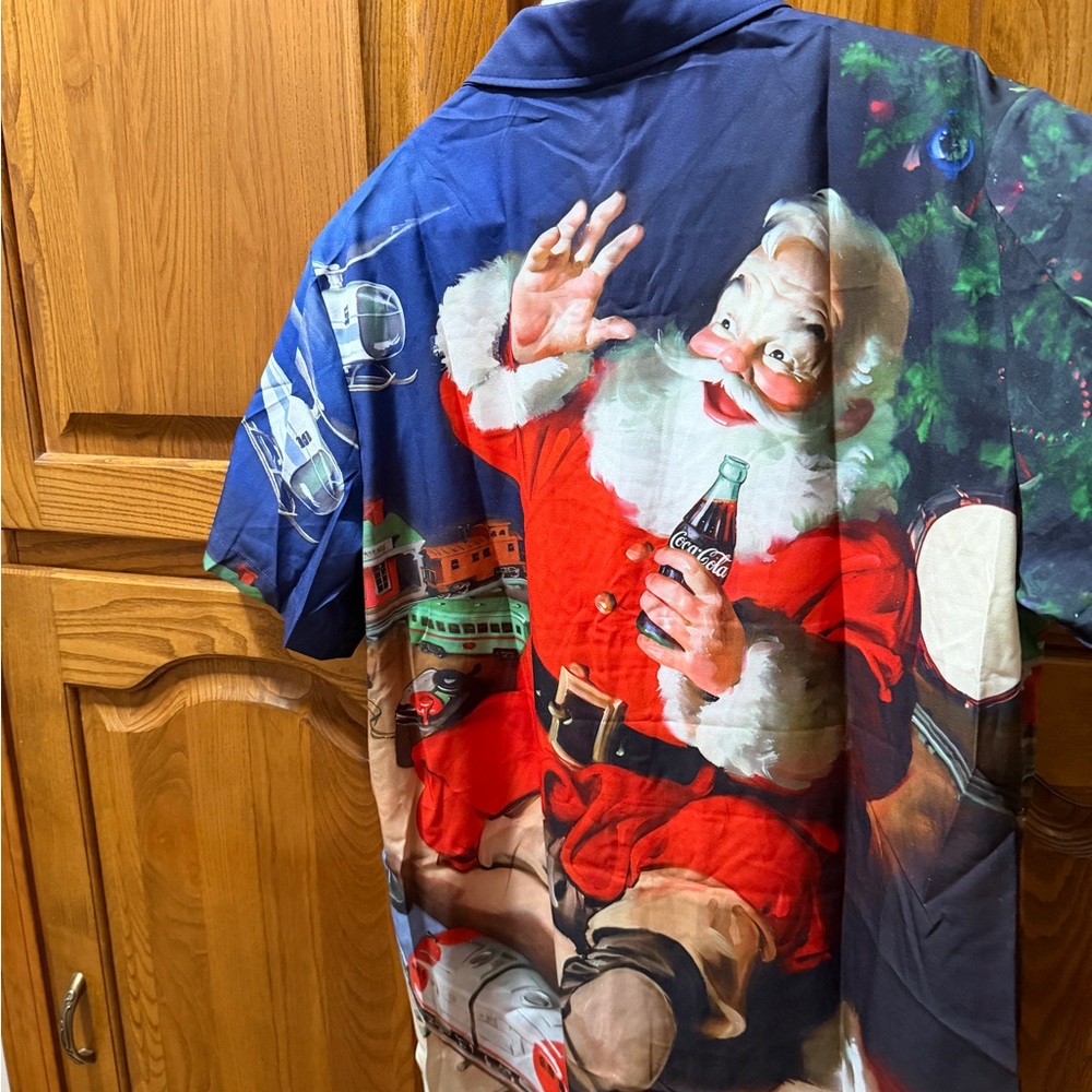 Santa Claus with Coke Graphic Men's Shirt Size M Short Sleeve NEW‎